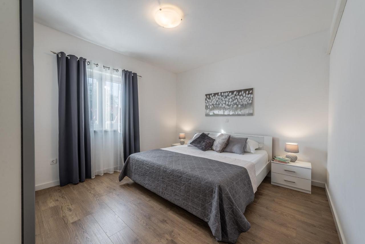 Holiday Home Bajlo Apartment With Three Bedrooms ザダル エクステリア 写真