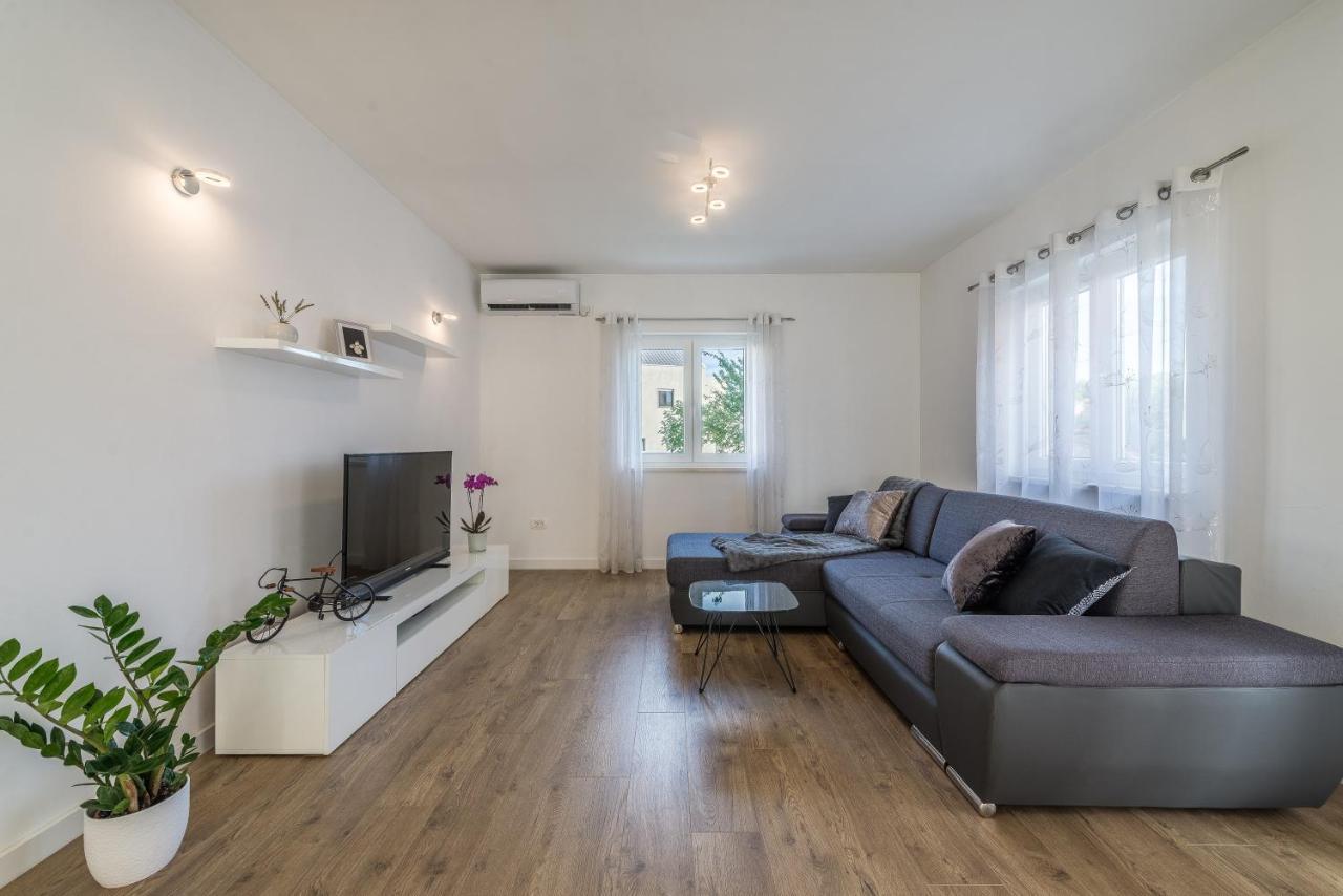 Holiday Home Bajlo Apartment With Three Bedrooms ザダル エクステリア 写真