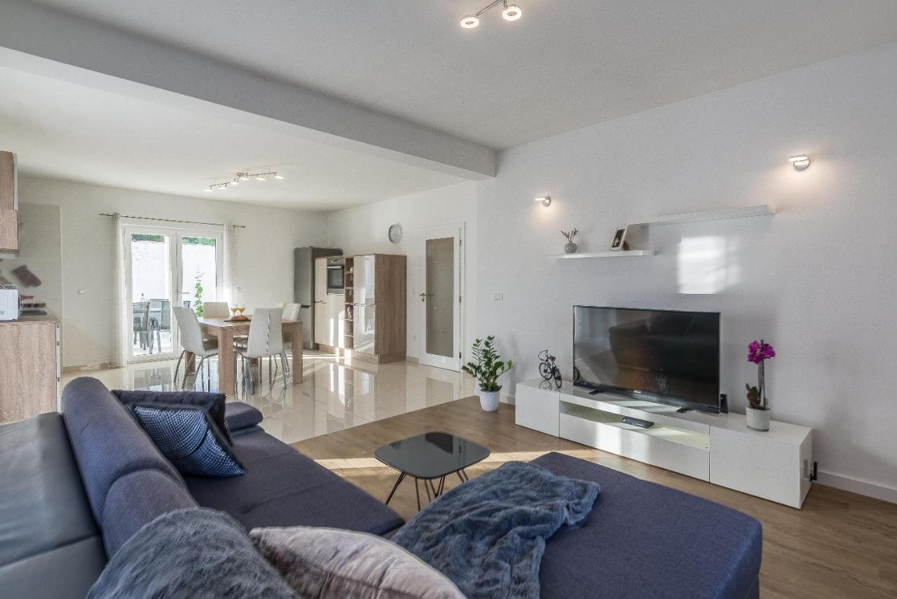 Holiday Home Bajlo Apartment With Three Bedrooms ザダル エクステリア 写真