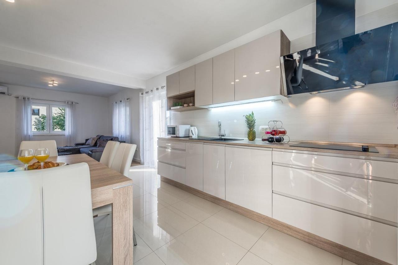Holiday Home Bajlo Apartment With Three Bedrooms ザダル エクステリア 写真