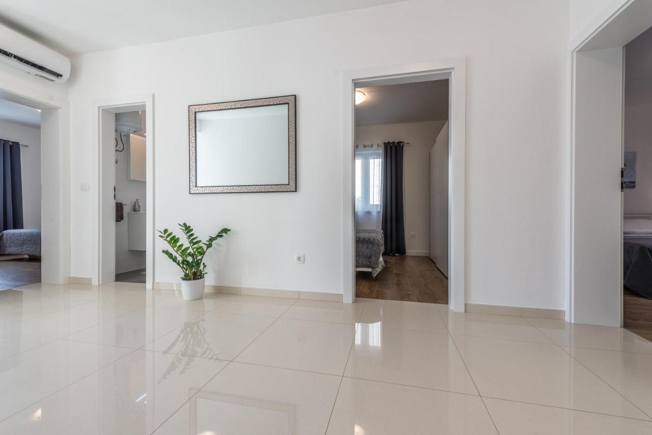 Holiday Home Bajlo Apartment With Three Bedrooms ザダル エクステリア 写真