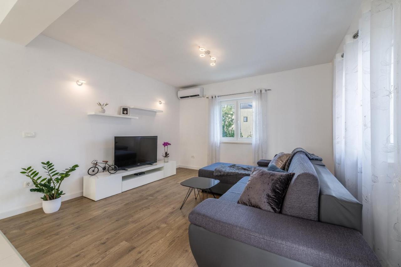 Holiday Home Bajlo Apartment With Three Bedrooms ザダル エクステリア 写真