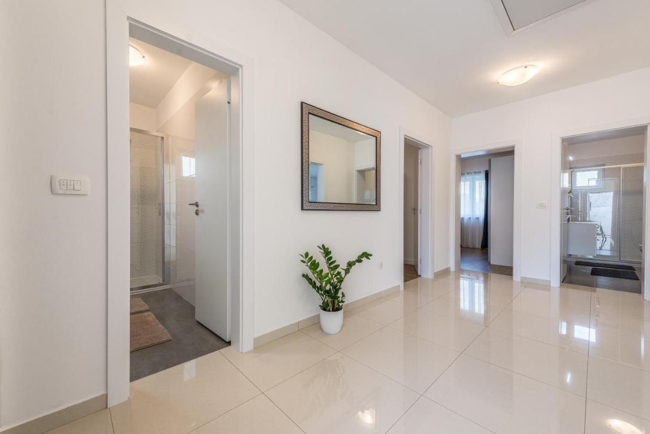 Holiday Home Bajlo Apartment With Three Bedrooms ザダル エクステリア 写真