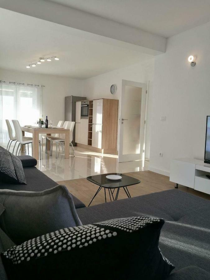 Holiday Home Bajlo Apartment With Three Bedrooms ザダル エクステリア 写真